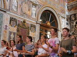 Junge Menschen im Lateran, die singen und klatschen Junge Menschen im Lateran, die singen und klatschen